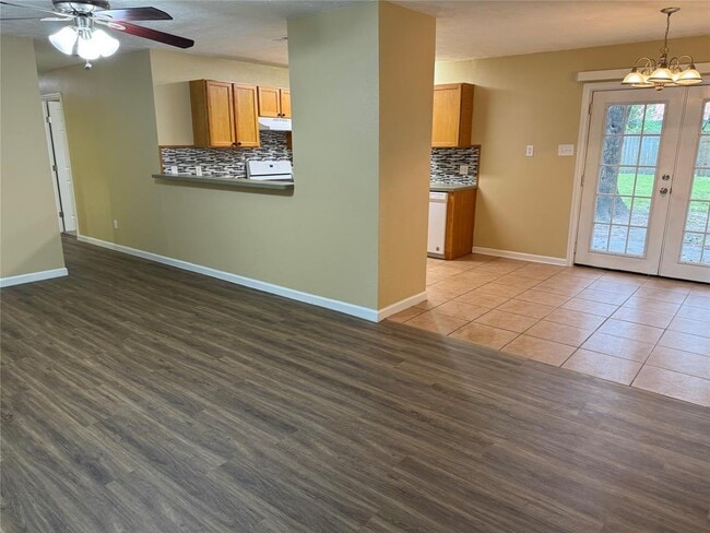 Building Photo - 200 Shadow Oaks Dr