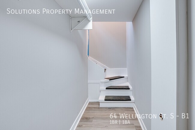 Photo du bâtiment - Newly Renovated Basement Unit