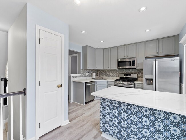 Foto del edificio - This move-in ready townhome has been thoug...