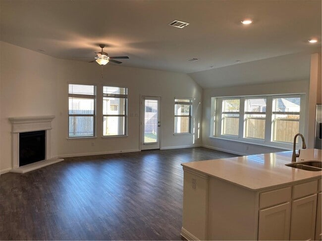 Building Photo - 208 Baralo St