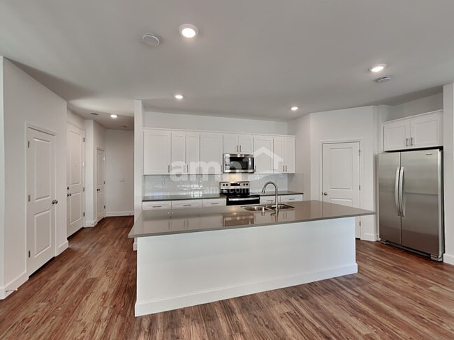 Building Photo - 5879 Vaes Dothrak St