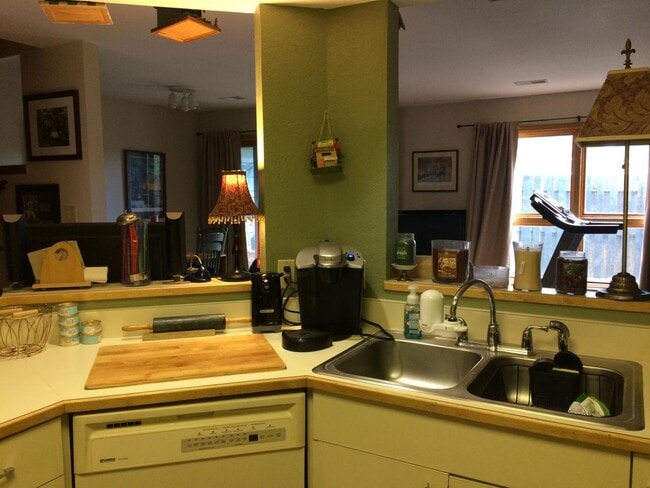 Building Photo - This 3 Bedroom, 2.5 bath condo is located ...