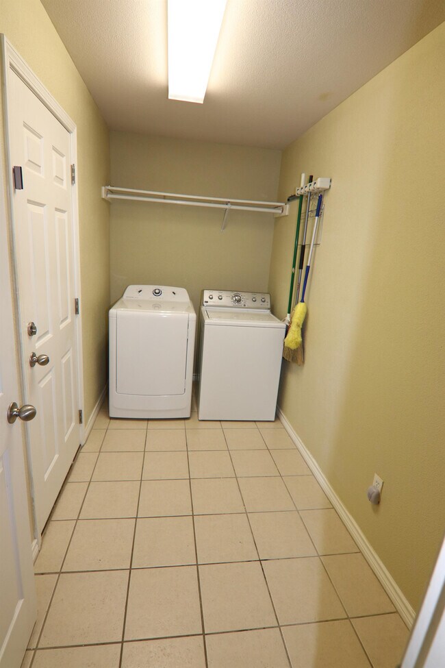 Foto del edificio - 5825 Shadowbend Cir S