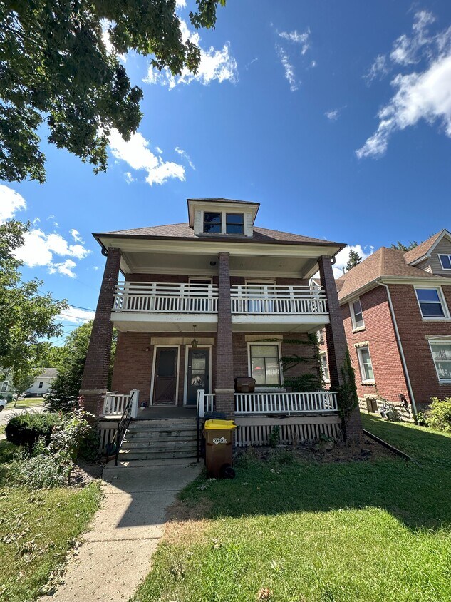 Primary Photo - 1661 5th Ave