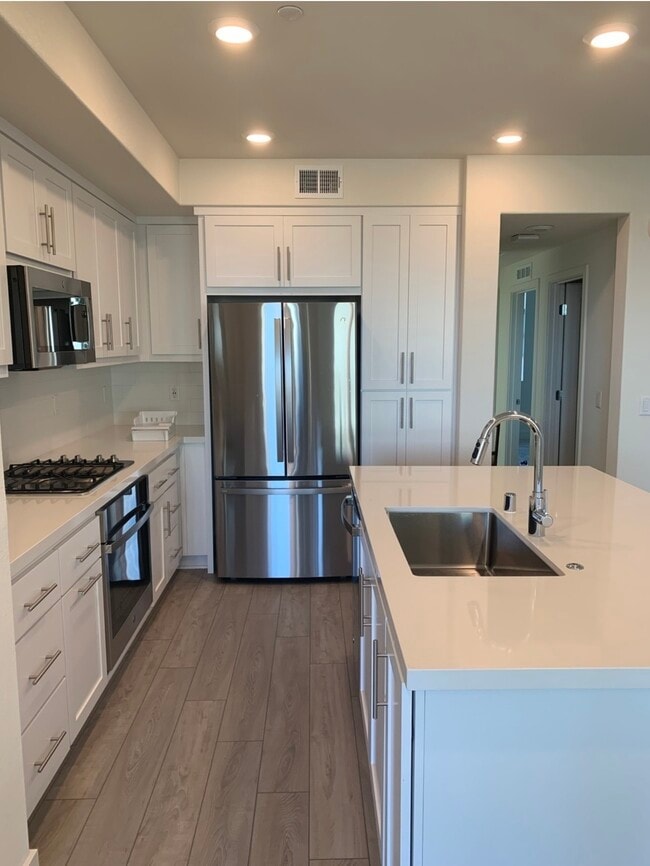 Building Photo - Broadway at Boulevard