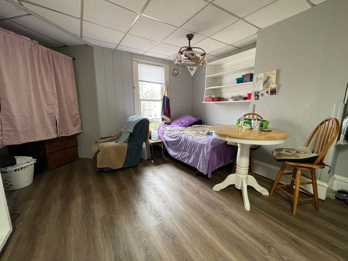 Building Photo - Upper Studio Close to Downtown
