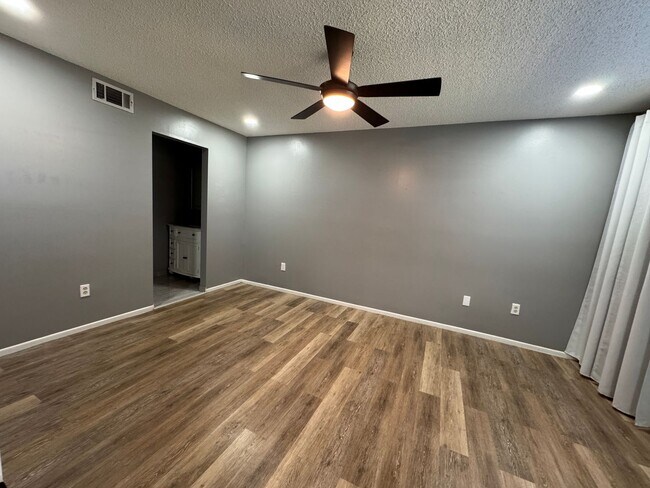 Foto del edificio - Spacious 2-Bedroom, 2-Bath Condo in Guard-Gated Community