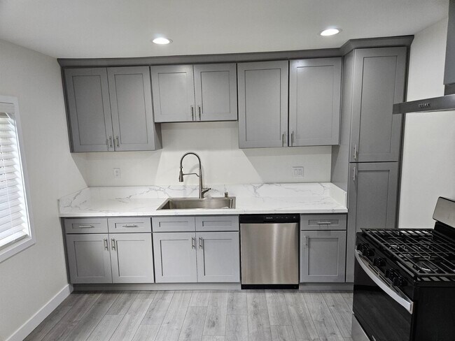 Foto del edificio - 3440 E 67th St