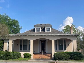 Building Photo - 420 College St