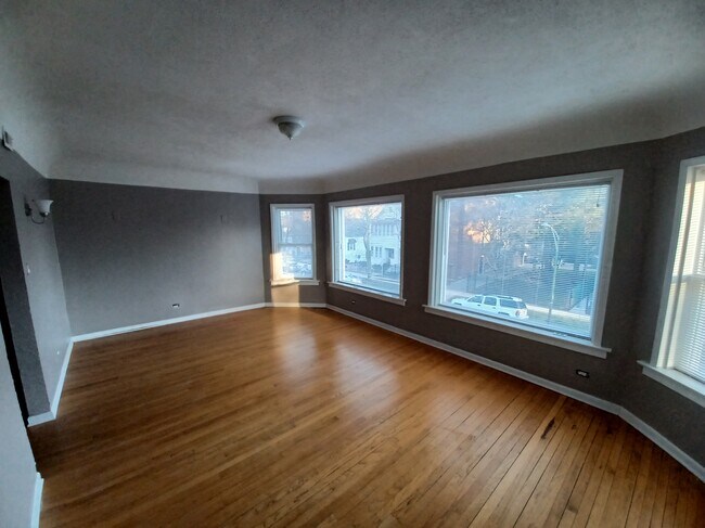 Building Photo - 1126 E 81st Plz