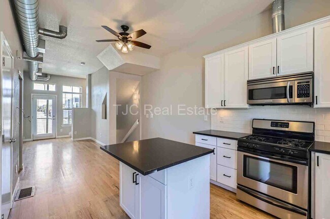 Photo - Two Balconies! House