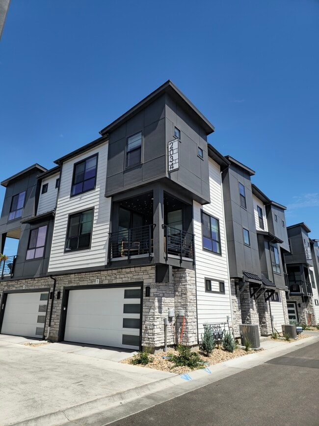 Building Photo - 2034 S Holly St
