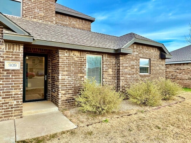 Building Photo - 909 Manchester Ct