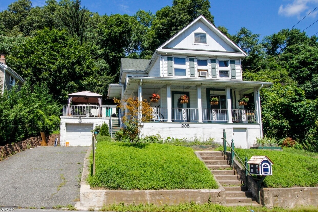 Primary Photo - 205 Mt Hope Ave