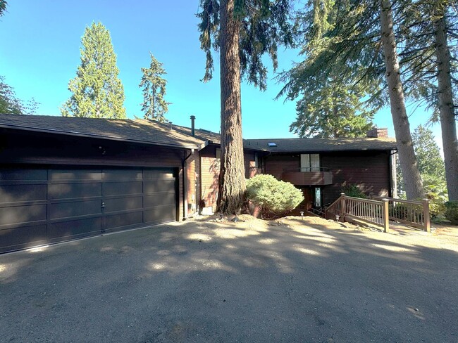 Building Photo - 1/2 mo free move in special - Beautiful 3 ...