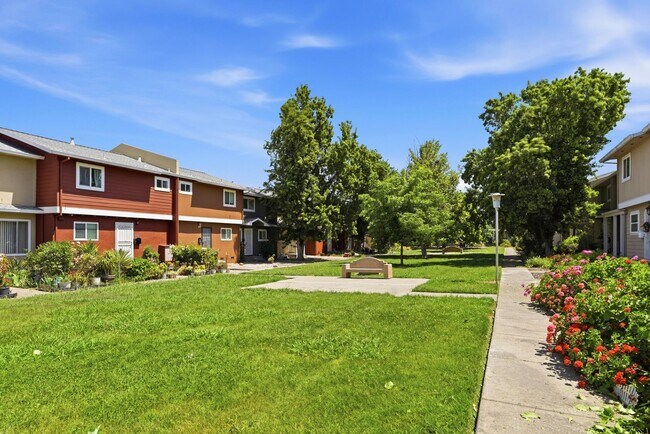 Building Photo - FULLY REMODELED MODERN SPACIOUS TOWNHOUSE!!!
