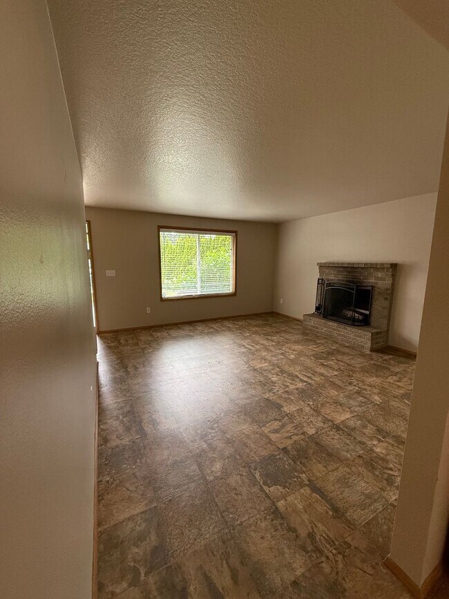 Foto del edificio - Woodland Ranch 3Bd/2Ba Home with Large Fully Fenced Yard - Easy Access to I-5