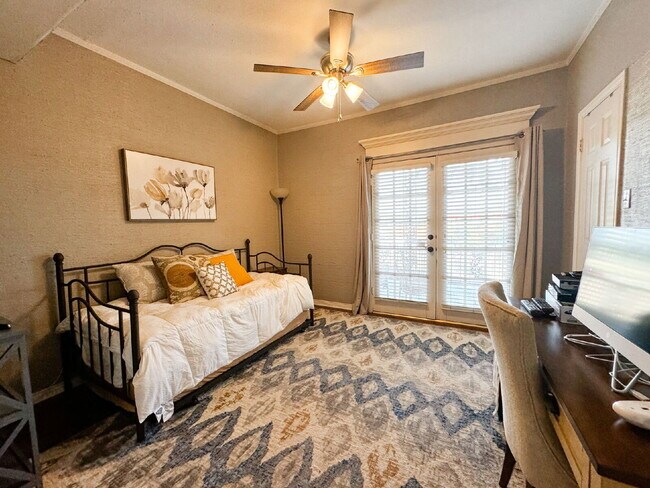 Building Photo - 4415 Bellaire Dr S