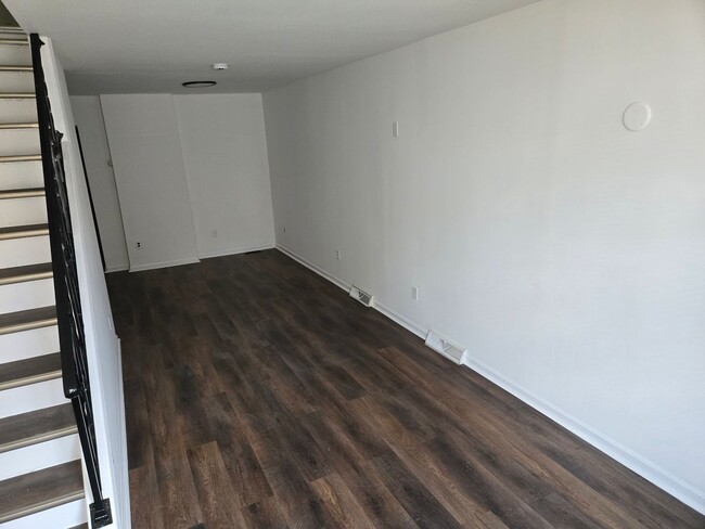 Building Photo - 2 Bedroom 1 Bath Townhouse