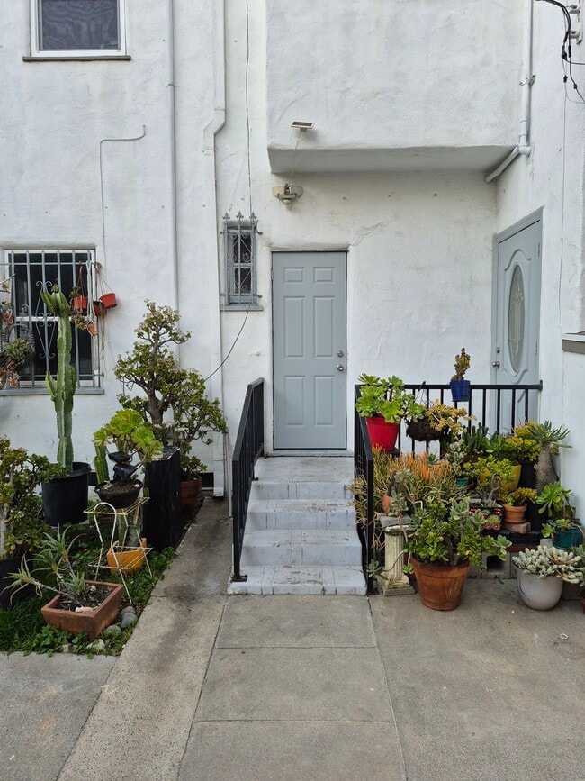 Puerta trasera - 861 N Alexandria Ave