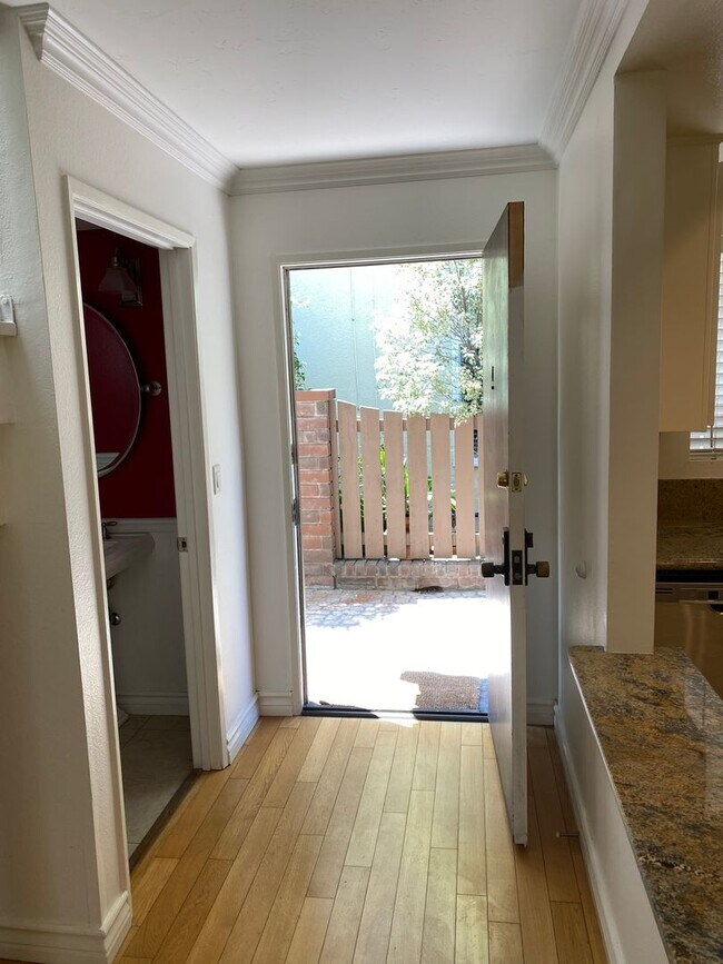 Foto del edificio - Spacious and Renovated Santa Monica Townhouse - Walker's Paradise 12th and Wilshire!