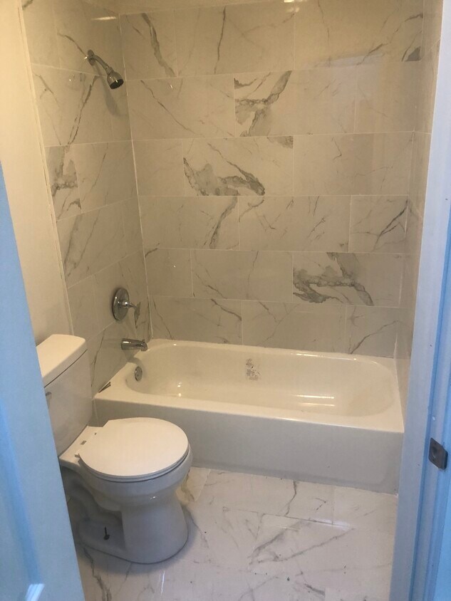Foto principal - 1018 W Indiana Ave
