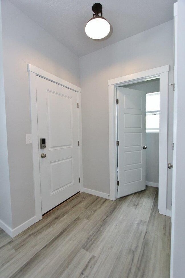 Building Photo - Clean Home in Quiet Neighborhood