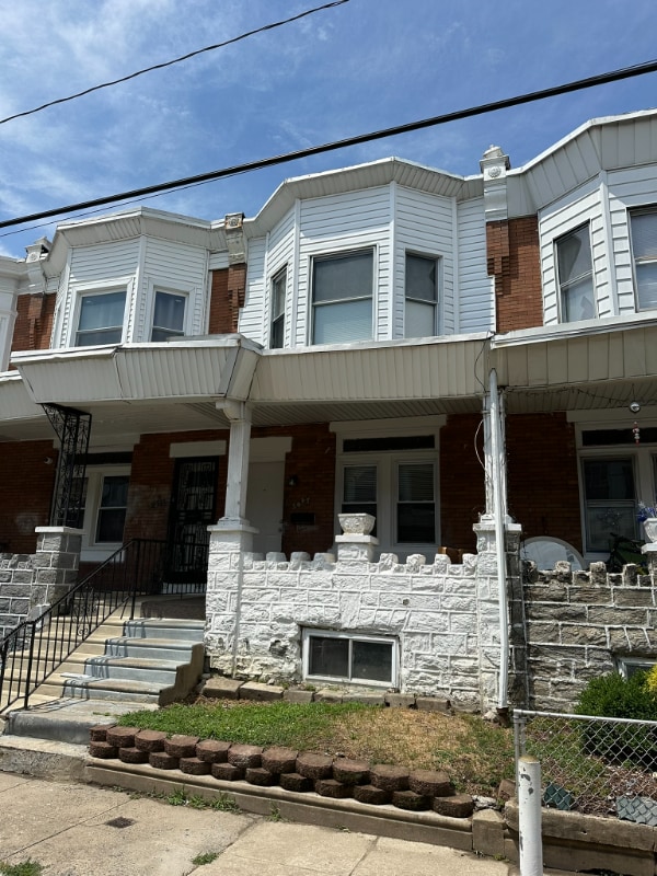 Primary Photo - 5627 Addison St
