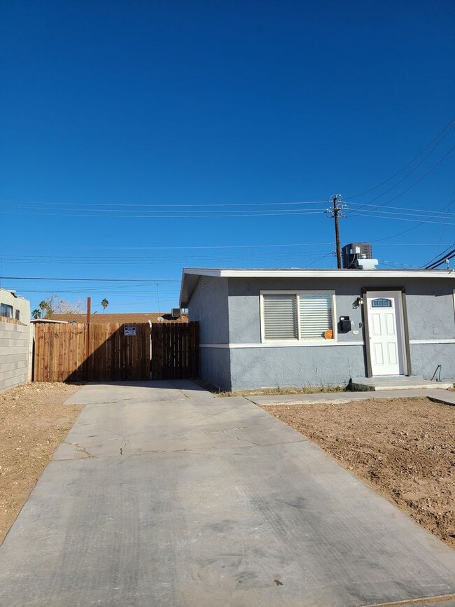 Building Photo - SINGLE STORY *3 BEDROOM* 1BATH* RV PARKING