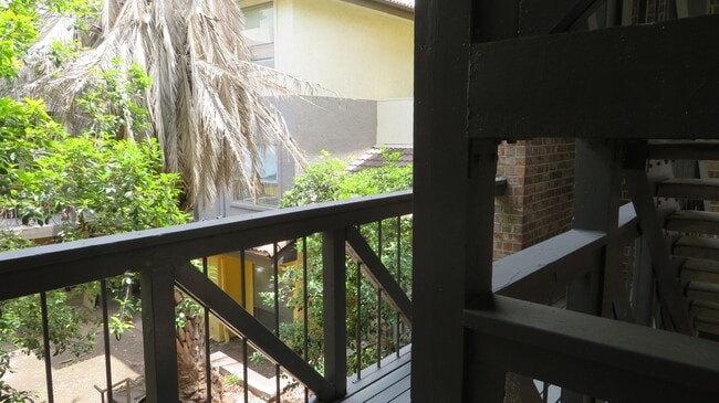 Building Photo - Beautiful 2 bed 1 bath condo 3 blocks from...