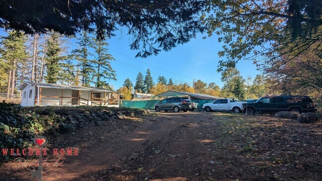 Building Photo - Huge fenced lot - bring your boat, trucks,...