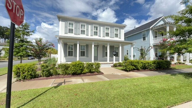 Building Photo - 4 bedroom, 3.5 bath