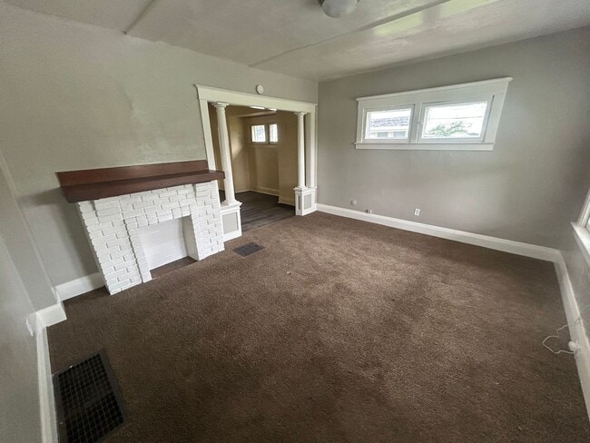 Building Photo - Charming 2 Bedroom Home Near East Toledo & Downtown