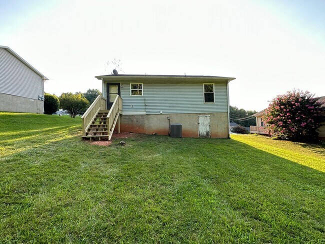 Building Photo - Spacious two bedroom house in Lynchburg!