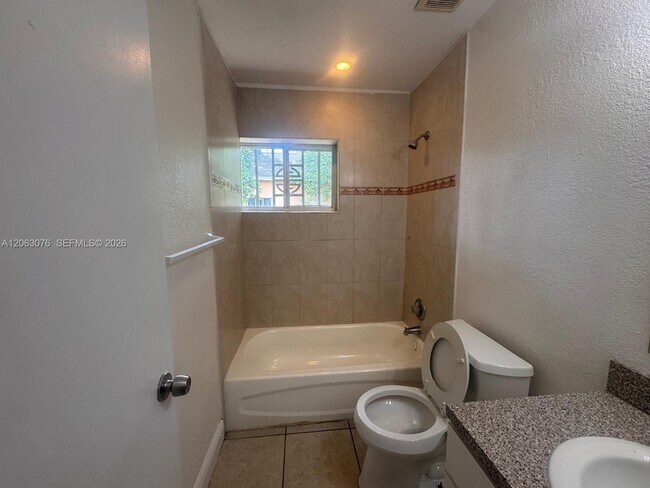 Foto del edificio - 3342 NW 9th Ave