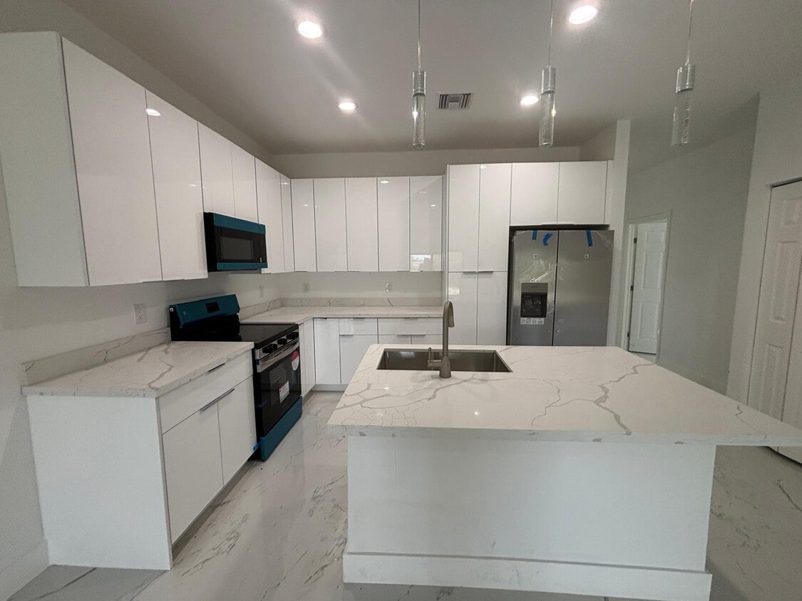Foto principal - 729 Lamar St E