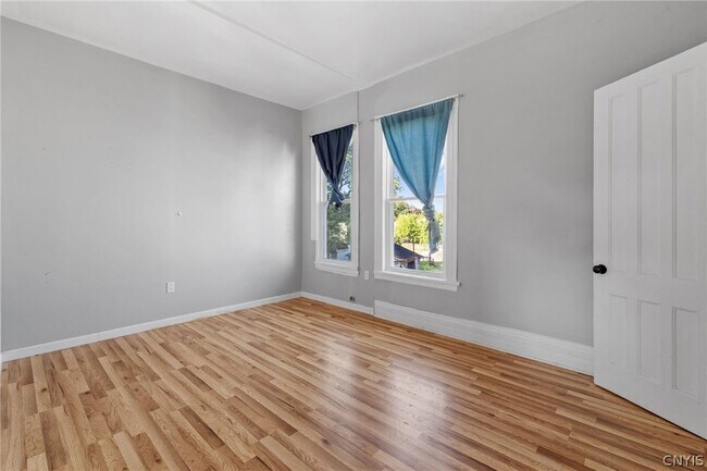Foto del edificio - 319 Merriman Ave