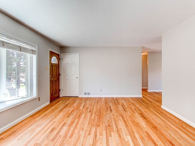 Foto del edificio - SW Denver single family home available in Harvey Park South.