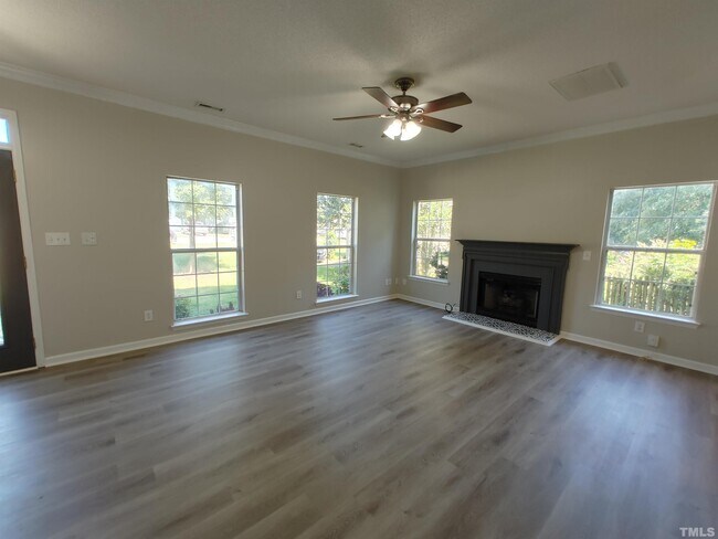 Foto del edificio - 329 Hallwood Ct