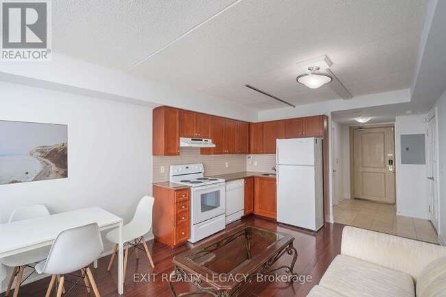 Building Photo - 2737 Keele St