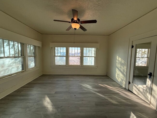 Foto del edificio - 300 E 5th St