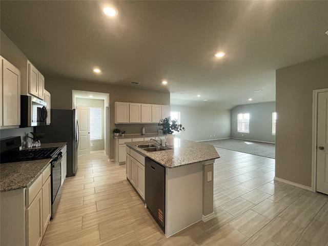 Building Photo - 5561 Rollins Dr