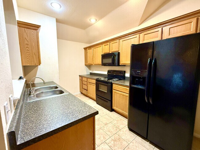 Building Photo - 4628 Lakeshore Dr