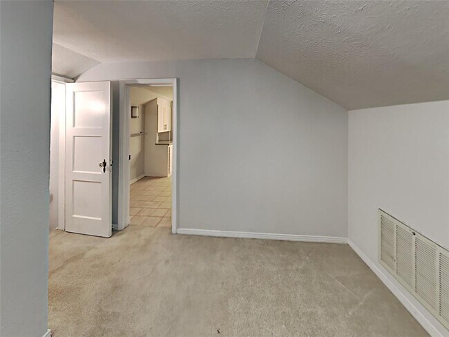 Building Photo - 3208 Lovers Ln