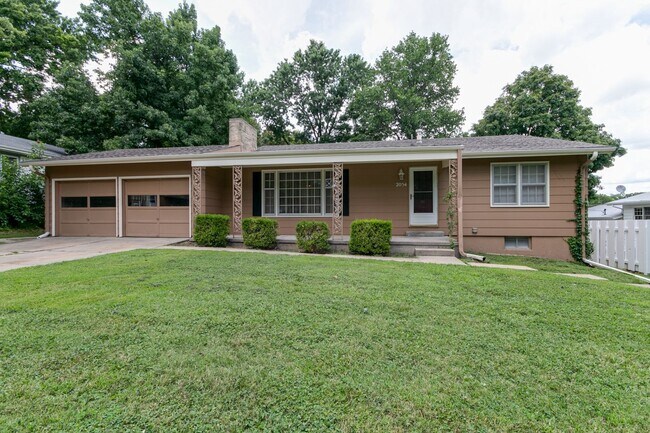 Building Photo - #6 Bedroom House with Awesome Yard Plus Ga...
