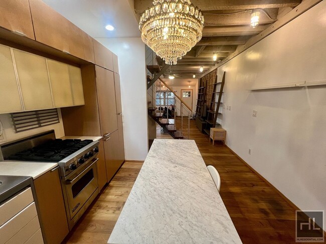 Building Photo - 1886 4BR 2BA Townhouse Duplex Renovated by...