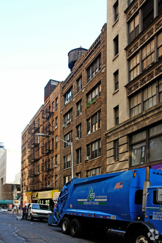 Building Photo - 165 W 26th St