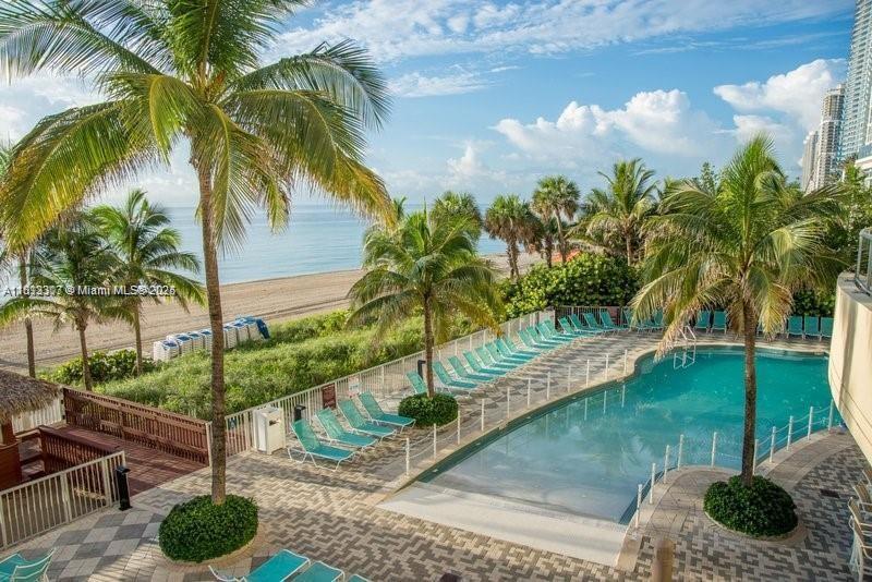 Foto principal - 17375 Collins Ave