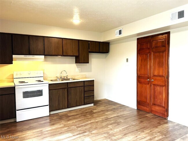 Foto del edificio - 430 Canton Rd
