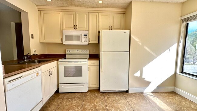 Building Photo - 2548 Riverside Dr